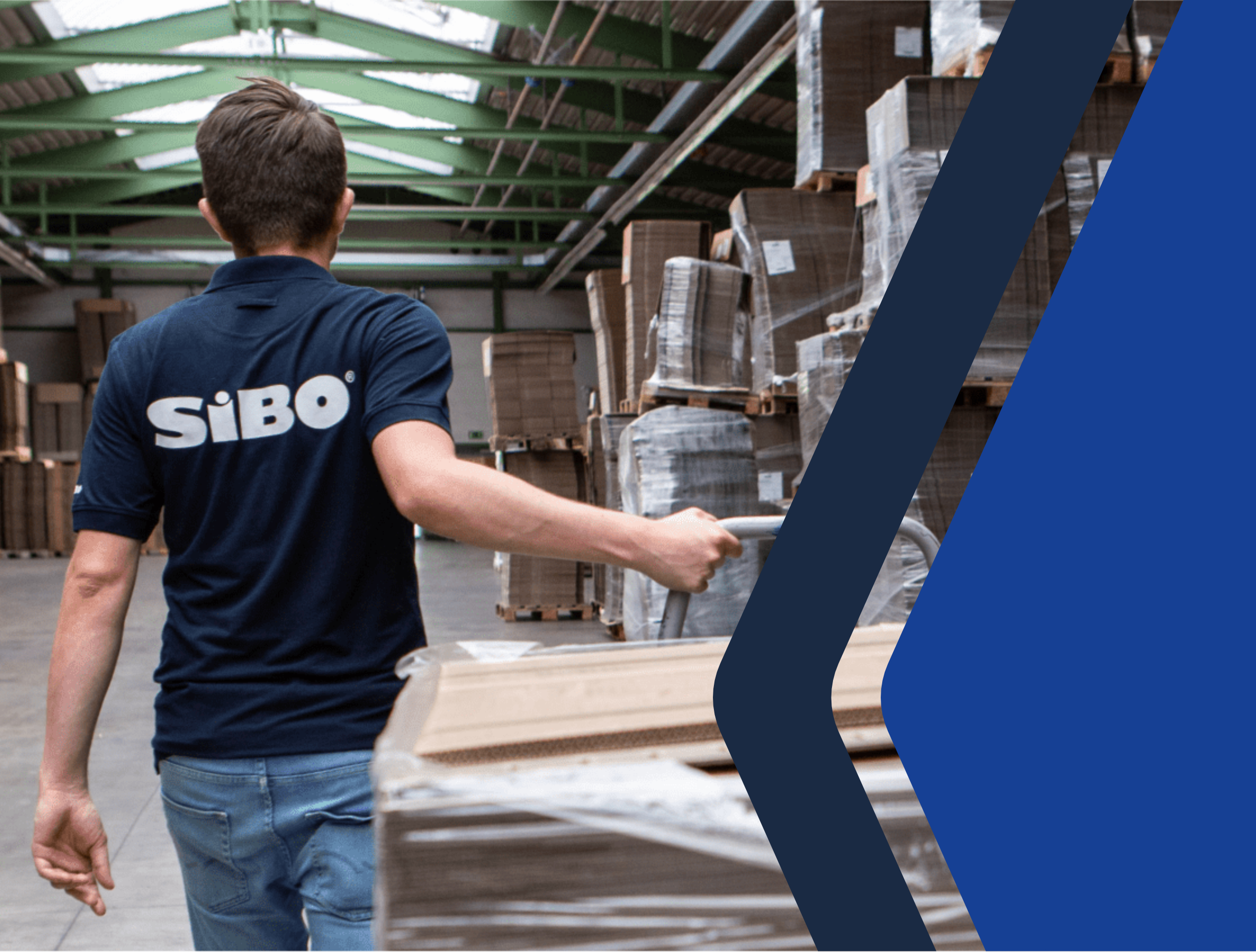 SiBO Verpackungen Mitarbeiter in der Halle mit Designelement